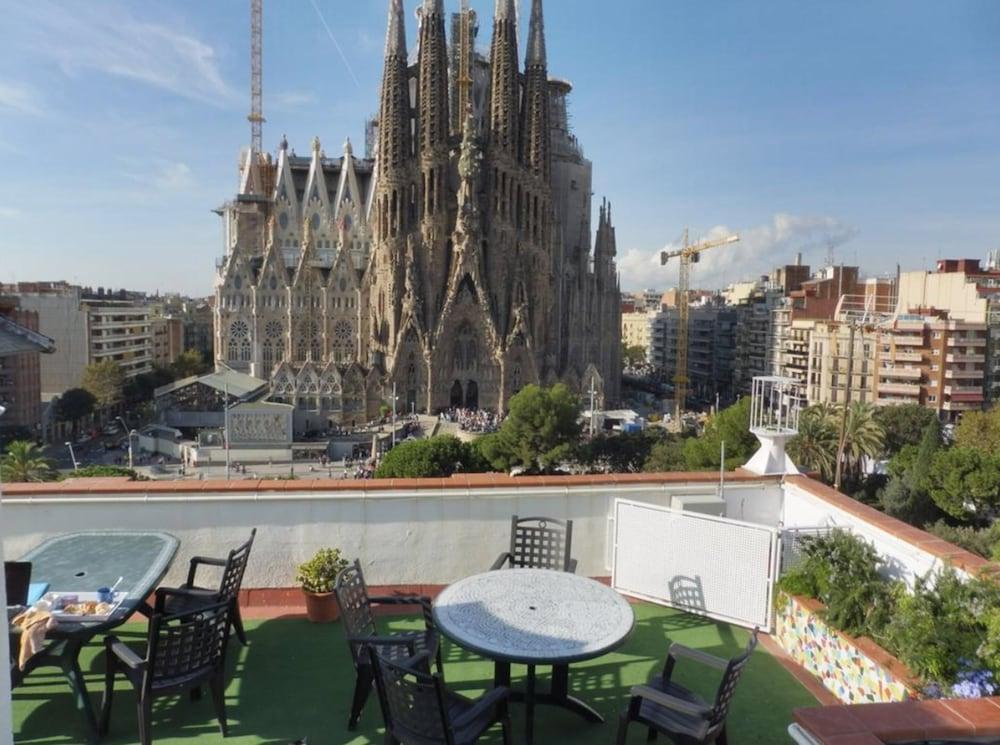 Absolute Sagrada Familia Apartment Barcelona Bagian luar foto