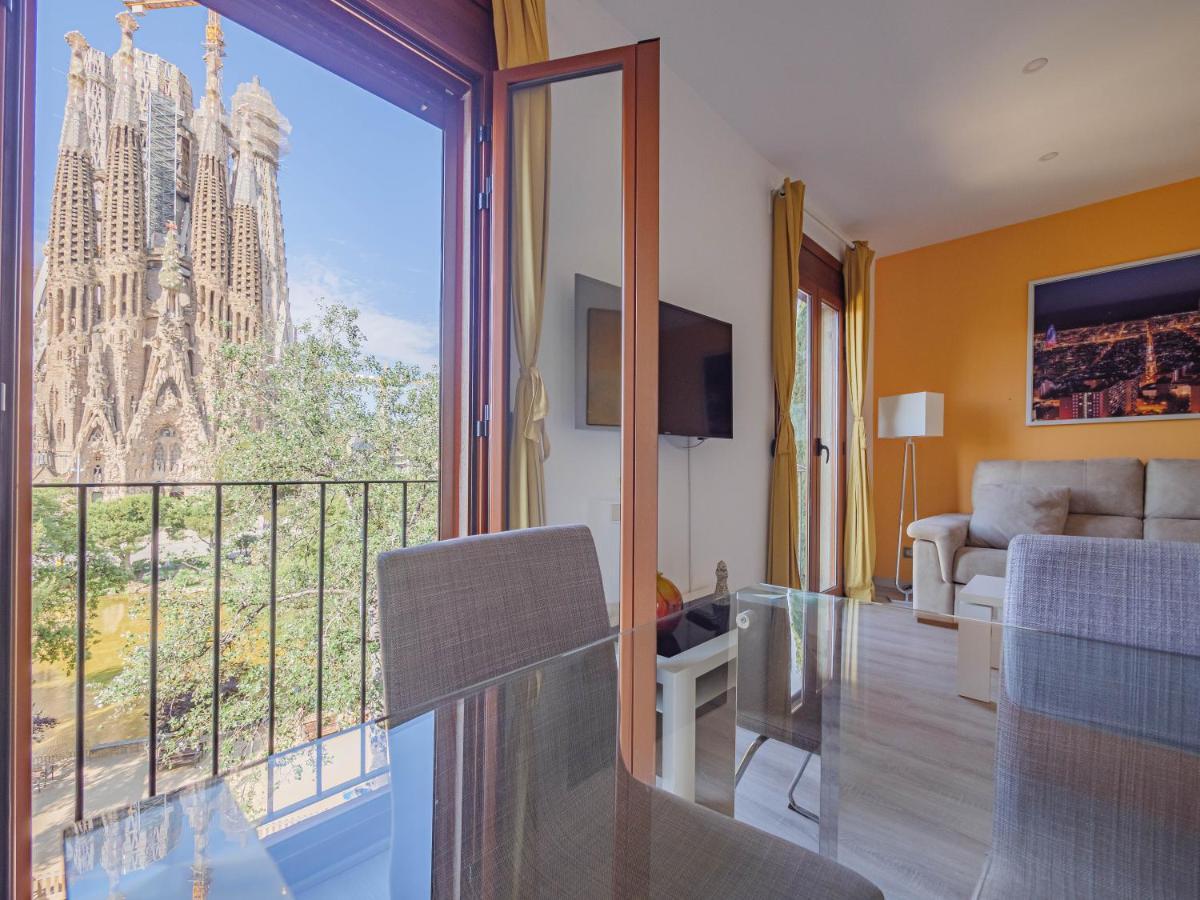 Absolute Sagrada Familia Apartment Barcelona Bagian luar foto