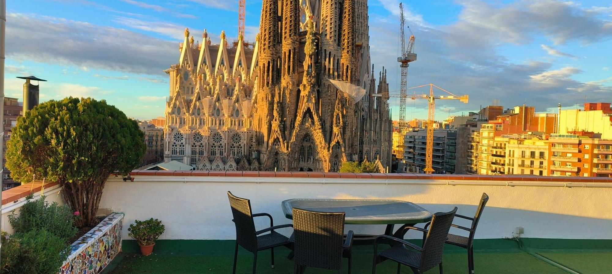 Absolute Sagrada Familia Apartment Barcelona Bagian luar foto