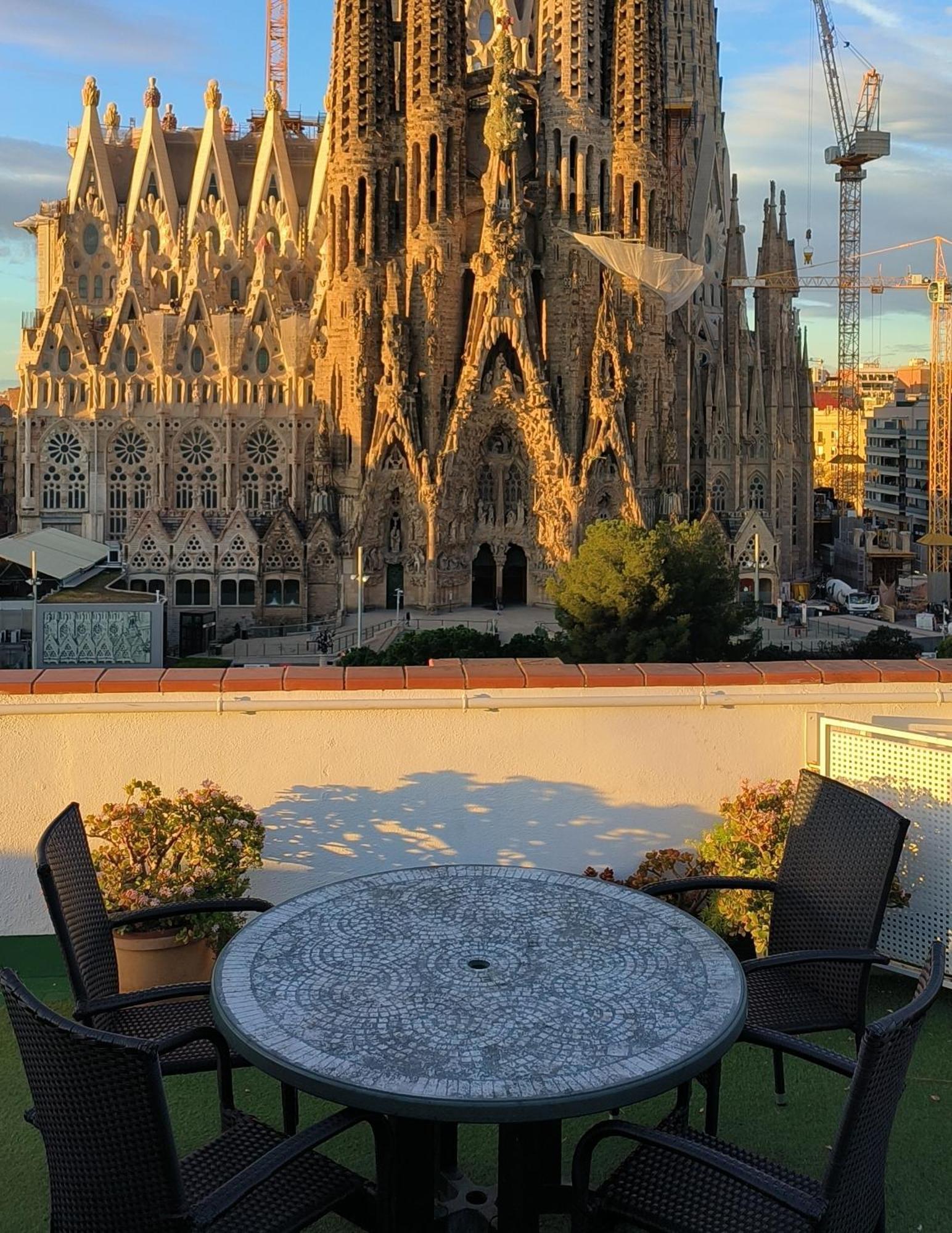 Absolute Sagrada Familia Apartment Barcelona Bagian luar foto